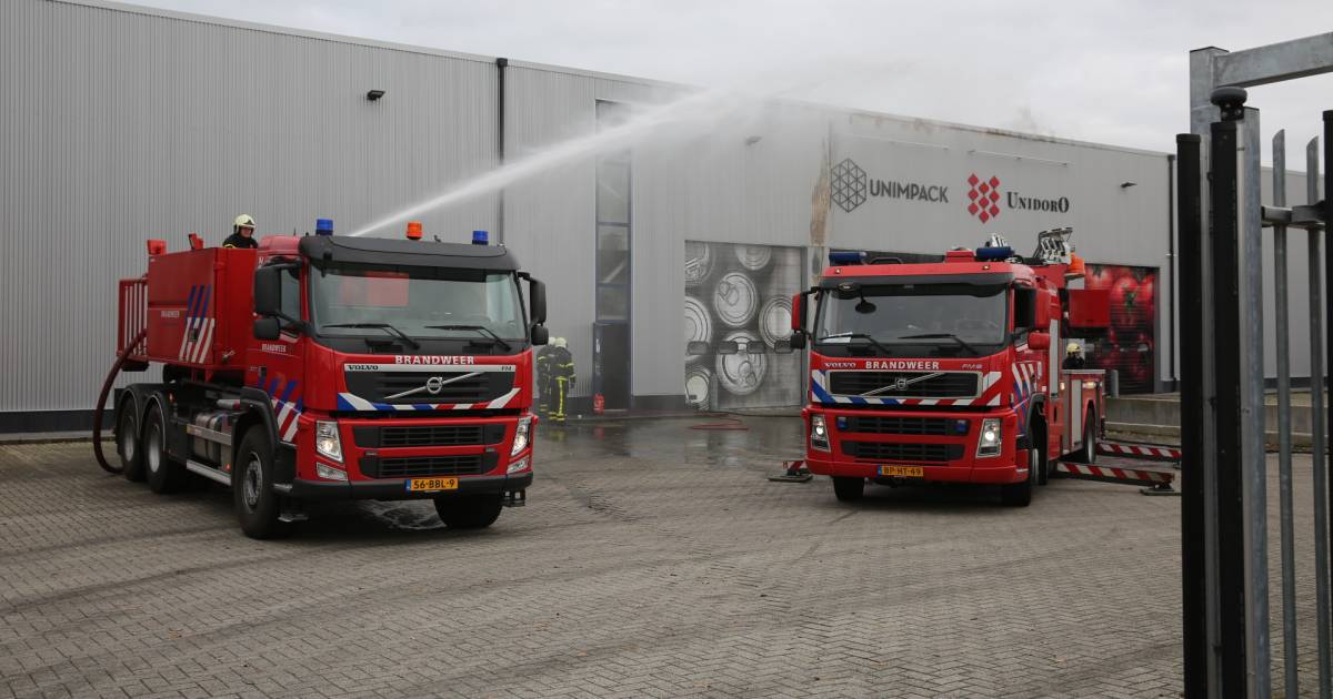 Uitslaande brand in loods in #Rucphen, veel rookontwikkeling in omgeving.