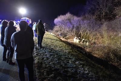 Auto metersdiepe greppel in na aanrijding bij Dieren