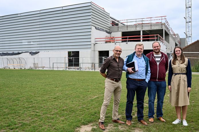 Schepenen De Donder, Anthuenis, Bauwens en Justine Helaers, deskundige Vrije Tijd van de gemeente Zele voor de ruwbouw van de nieuwe sporthal.