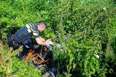 Gewonde motorrijder zit vast onder motor na valpartij in Diessen, leidt hulpdiensten via app naar zi