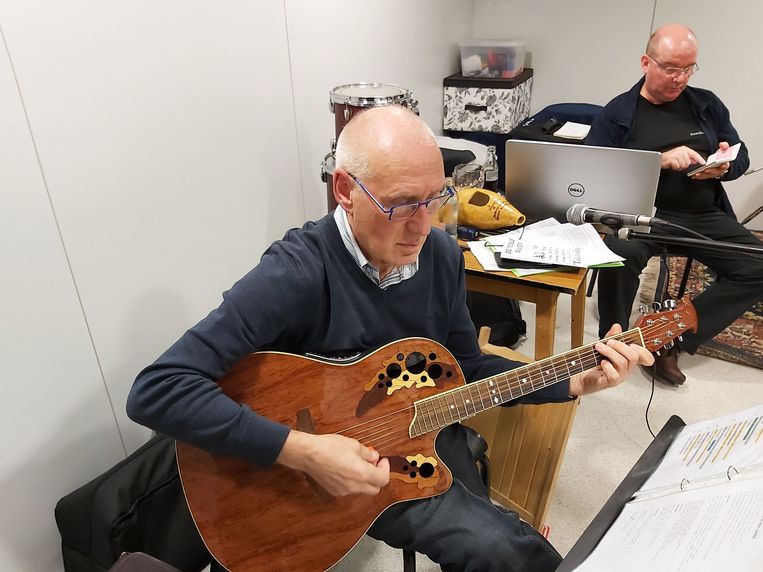 Scenarist Luc Vandeplas vooraan, met achteraan klank- en lichttechnicus Ivan Burvenich