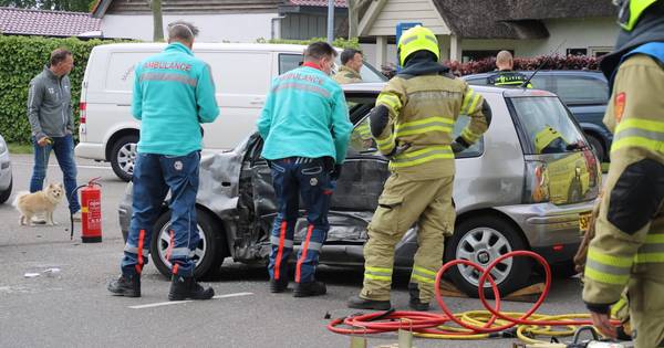 Bestuurster raakt bekneld in auto na aanrijding met bestelbus in Lunteren.