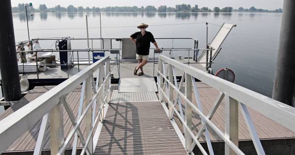 Alleen het pontje bij Heerewaarden profiteerde niet van het mooie weer: 'Ik ben aan alle kanten tege