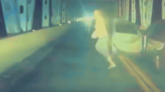 Man springt van 15 meter hoge brug om te ontsnappen aan agenten