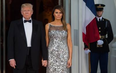 'Drukke' Trump scheept jarige Melania af met bloemen en een kaart