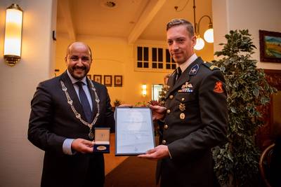 Heldenpenning voor korporaal uit Arnhem na redding van reisgenoot uit woeste zee