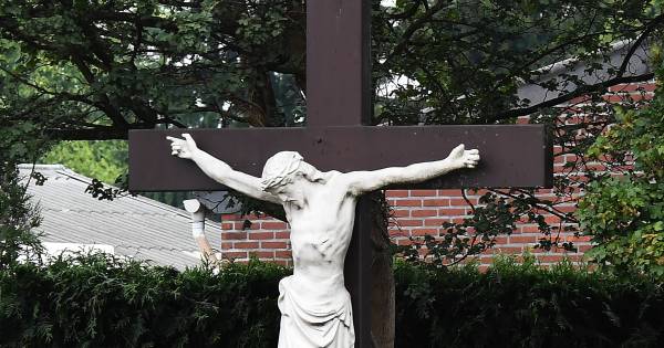 Plastic Jezus aan kruis tegen vandalen en dieven? - De Gelderlander