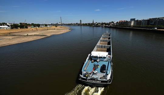 Scheepvaart in Rijn zou over enkele dagen stil kunnen vallen door aanhoudende hitte • Dagrecord uit 1911 gesneuveld: 34,2 graden gemeten in Ukkel