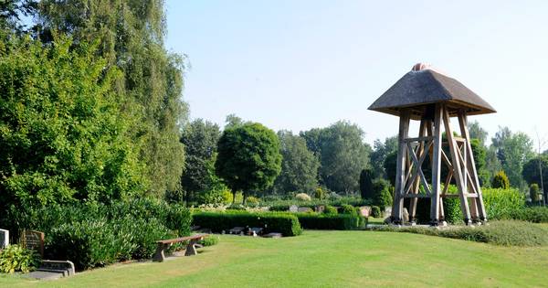 Ook troostende woorden is bij marktpartij op begraafplaats Twenterand 'uurtje factuurtje' - Tubantia
