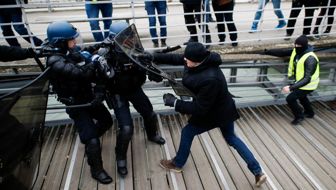 Lex Boxeur Gilet Jaune Maintenu En Détention Monde
