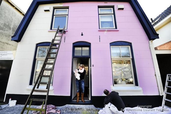 Commotie In Oldenzaal Om Roze Huis Na Geboorte Meisje Binnenland Ad Nl