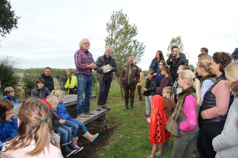 Marc de Bel stelt ‘De boom die niet was gepland’ voor
            aan de Wereldboom in Horebeke.