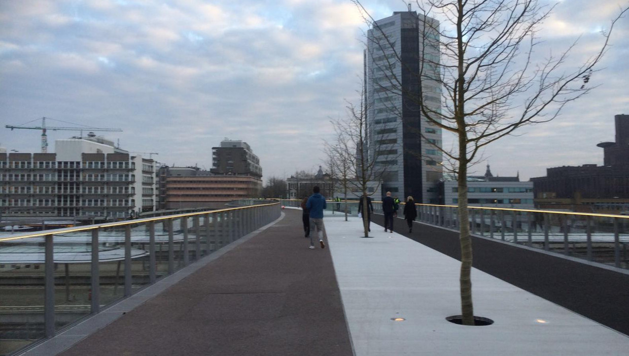 295 meter lange fiets-loopbrug over spoor Utrecht Centraal eindelijk ...