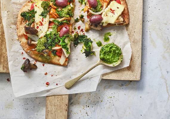 Flatbread-pizza met pesto, brie & paddenstoelen