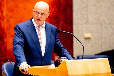 Grapperhaus over wachttijden CBR: ‘Ga verlopen rijbewijs ouderen echt niet gedogen’