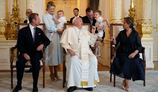 ‘Religie is de enige leugen die nog steeds met egards behandeld wordt’: lezers over het bezoek van paus Franciscus