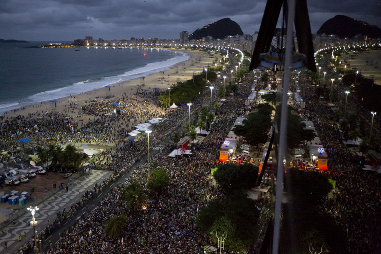 Paus spreekt miljoen jongeren toe op Copacabana | Trouw