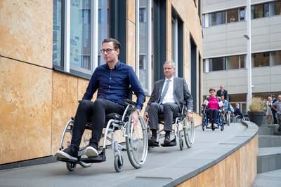 Wethouders testen zelf hoe rolstoelvriendelijk Veenendaal is