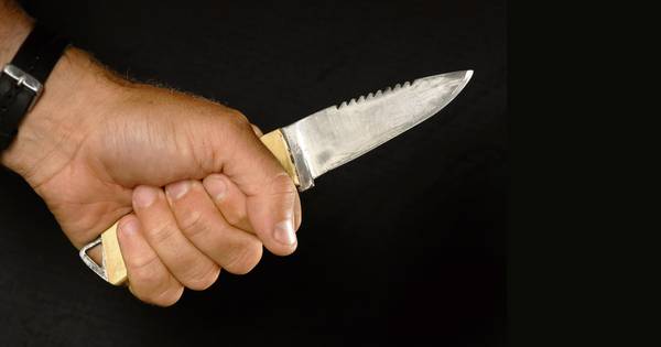 Roemeen steekt vriend neer tijdens ruzie over werkkastje, hij is nu naar huis gevlucht