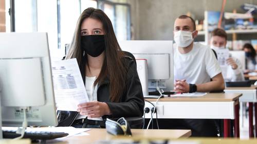Sciensano wil mondmaskerplicht op school herbekijken na kritiek artsen: “Eén uur les, en ze hebben hoofdpijn en zijn duizelig”