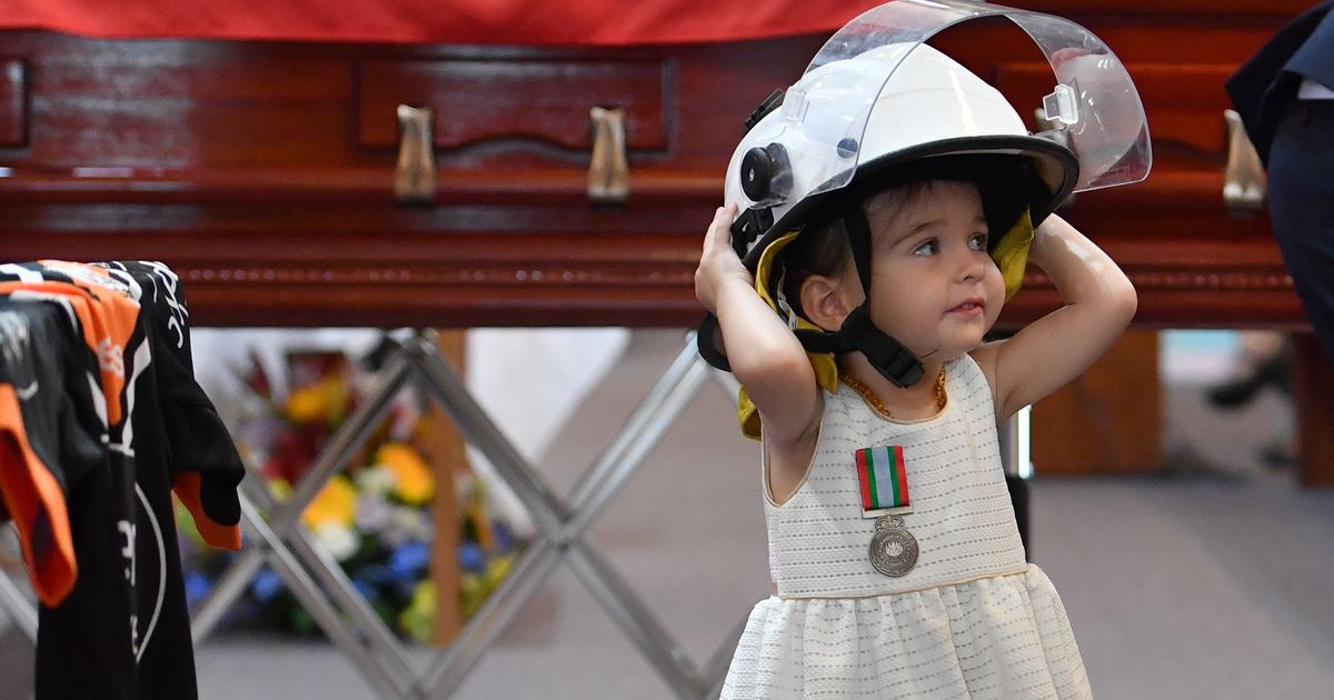 Afbeeldingsresultaat voor meisje op begrafenis papa brandweerman Australië