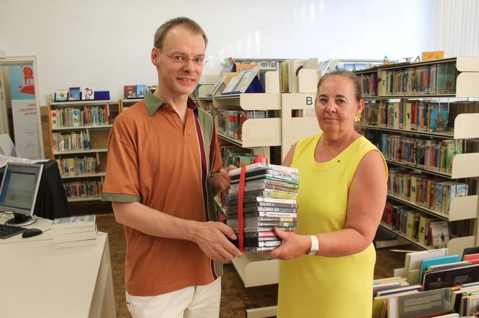Ocmw Raadslid Schenkt Twintig Dvd S Aan Bibliotheek Lennik Hln Be