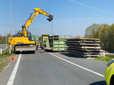 Toerit A73 bij Haps tijdlang afgesloten door afgevallen lading