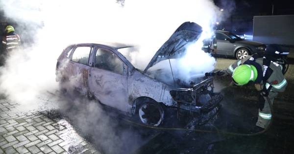 Weer auto in vlammen opgegaan in Arnhem, politie gaat uit van brandstichting .