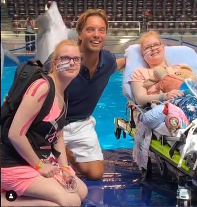 Bas Smit laat laatste wens van ernstig zieke tweeling uitkomen: ‘Heb de hele weg naar huis zitten huilen’