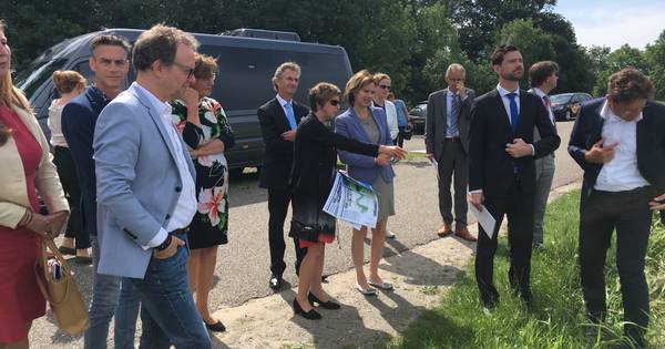 Minister raakt in Megen bijna verliefd op 'Meanderende Maas'