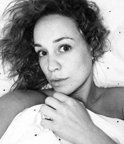 Poedelnaakte Anouk ligt lekker en Rik geeft Mollen-hint