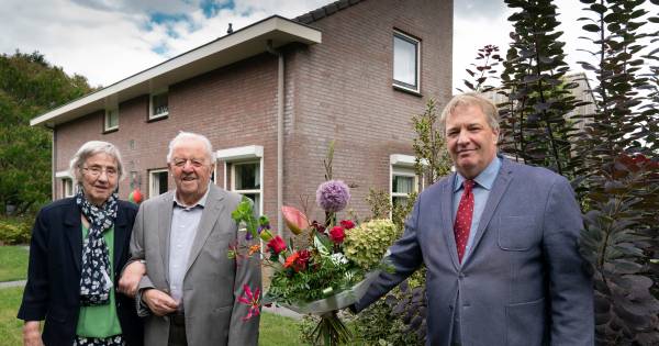 Loco-burgemeester Zaltbommel mag zijn ouders weer feliciteren; echtpaar Bragt viert diamanten huweli