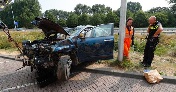Terugkomende vakantiegangers met de schrik vrij als auto over de kop slaat bij tankstation op A2 bij