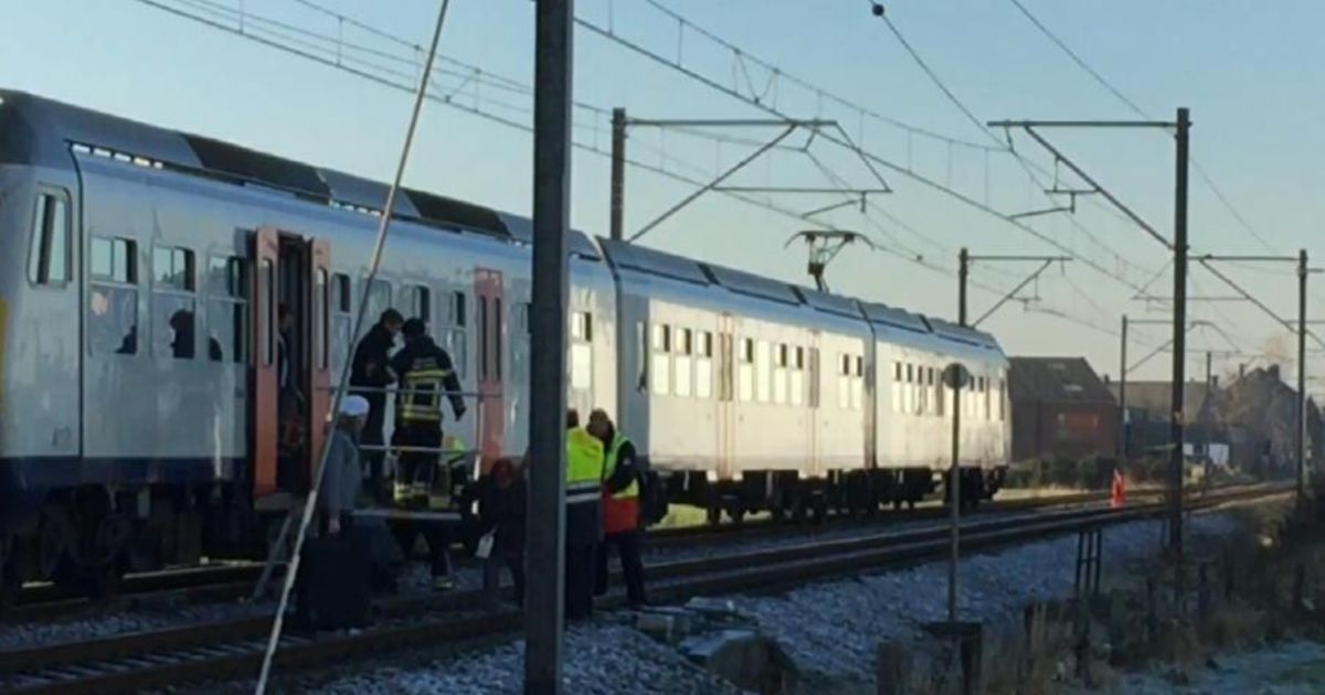 Treinreizigers geëvacueerd na ongeval in Ardooie - De Morgen