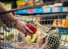 Als je op deze manier boodschappen doet, bespaar je flink