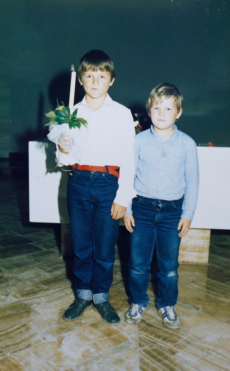 Met een kaars in de hand op zijn communiefeest. Naast Ivan, zijn broertje Ante.