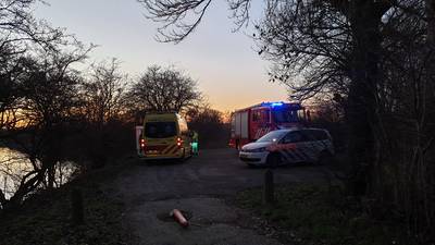 Roeiboot slaat om in Wageningen: Zoektocht heeft nog geen resultaat