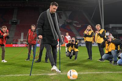 Geëmotioneerde De Kogel krijgt bij terugkeer in Galgenwaard cheque van 24.000 euro