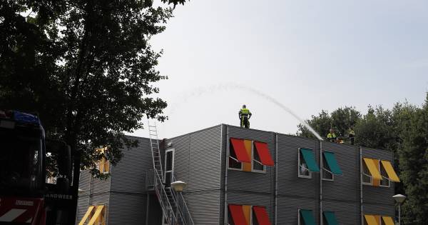 Millse ouderen krijgen verkoeling van de brandweer