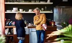 “Heb jij de hele dag niets gedaan in huis?!” Relatietherapeut geeft advies als de ene partner gaat werken en de andere thuisblijft