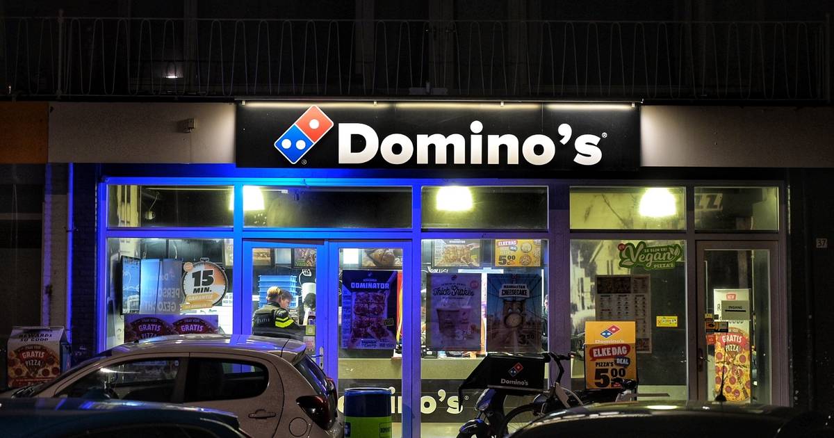 Gemaskerde man met wapen overvalt Domino's Pizza in ...