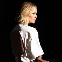 ‘Ik wilde niets laten ontsnappen in mijn leven’: Charlize Theron openhartig over de gruwel die ze in haar jeugd meemaakte