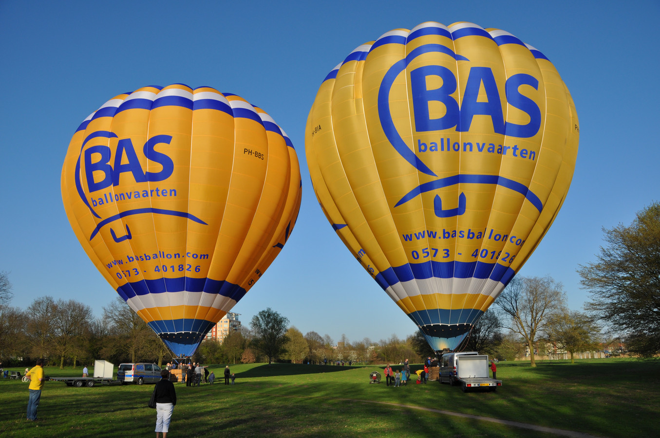 Iedereen mag weer mee varen met luchtballon Bas springt gat in de lucht Foto destentor.nl