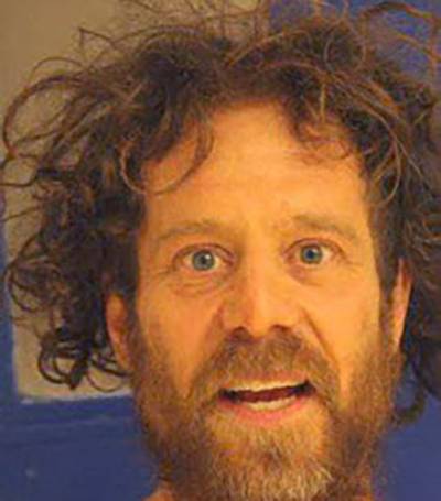 Schutter Californië was net uit de gevangenis voor neersteken buur