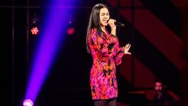 Yasmina overwint haar onzekerheid op het The Voice-podium