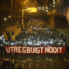 Utrecht kleurt wit en rood, duizenden mensen herdenken slachtoffers in stille tocht