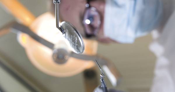 Tandartsbroers vervolgd voor betasten vrouwen en tienermeisjes - De Gelderlander