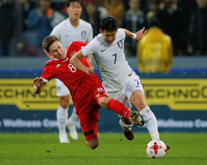 De Zuid-Koreaanse sterspeler Son Heung-Min flitst voorbij de Rus Daler Kuzyaev.