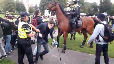 32 aanhoudingen na demonstraties van Pegida en antifascisten in Enschede