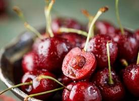 Waarom je nóóit in een kersenpit moet bijten